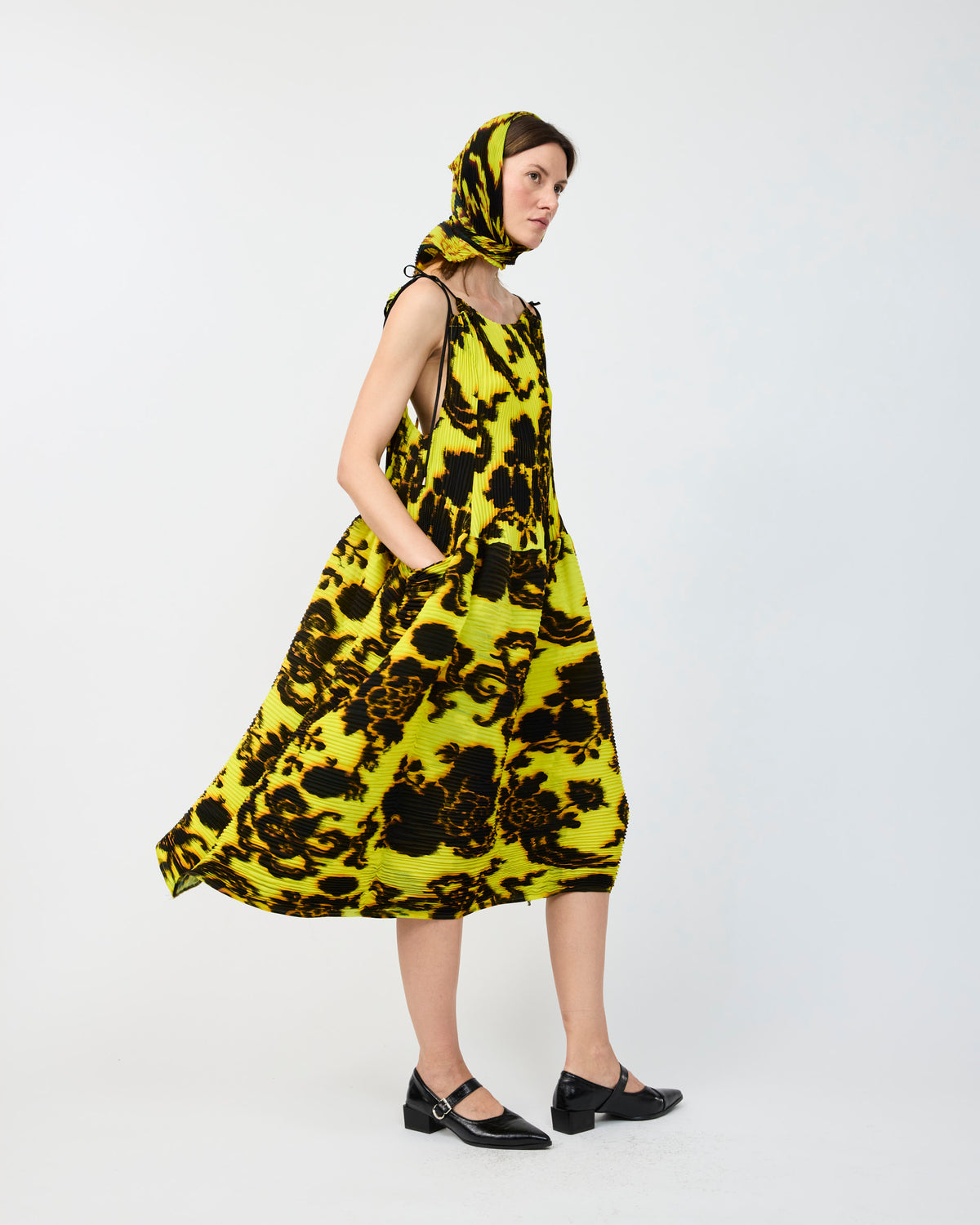 AMADEUS PLEATED SCARF IN ELECTRIC AUGUST