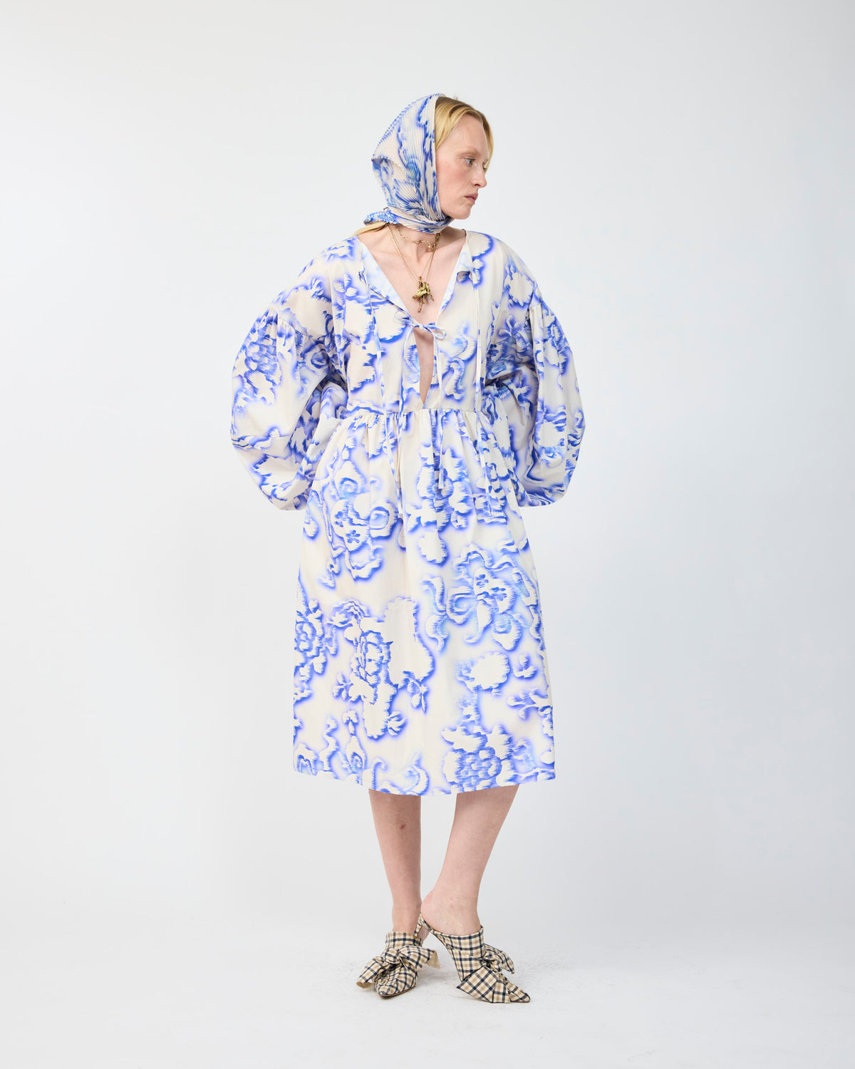 AMADEUS PLEATED SCARF IN AZURE AUGUST